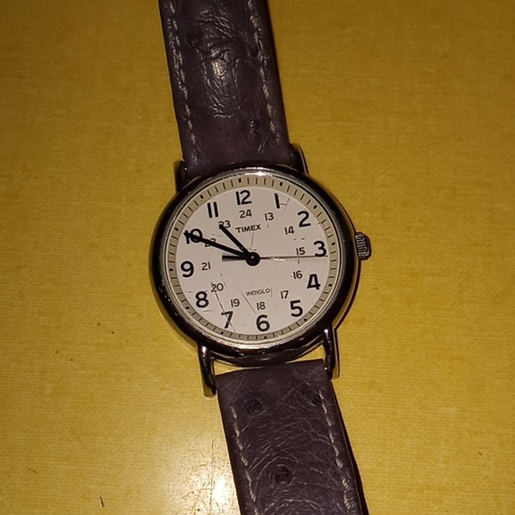 Timex Indiglo Watch Silver Toned Case w/Gray Leather Ostrich Band - Picture 4 of 11